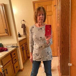 10/10$ bundle 10(4-5$) items for 10$. Liz Claiborne Gray & White Long Sleeve Tee